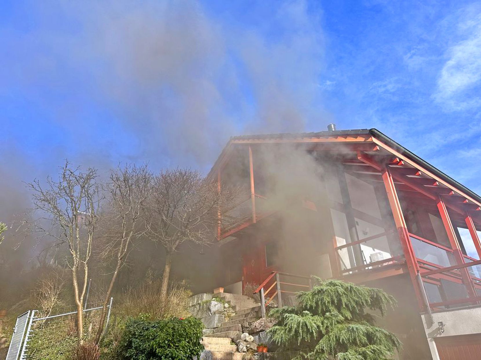 Rauch steigt aus einem Haus empor.